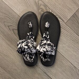 Sanuk Black and White Women's Sandals